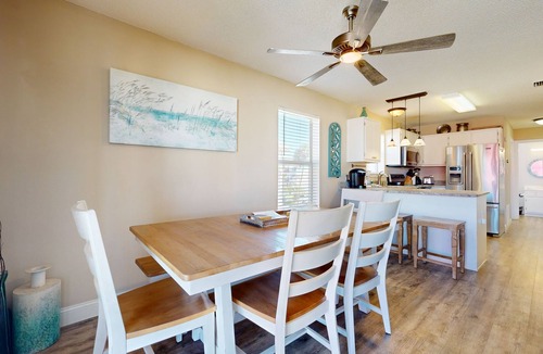 Navarre Beach Condo | Second floor condo with shared pool, high-speed WiFi, and private washer/dryer