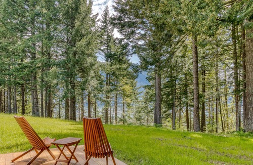 Stevenson Cabin | Serene mountain-view cabin with geothermal hot tub, indoor steam sauna & deck