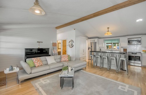Carver House | Serene Retreat on 45 Acres in Eagle Creek, OR - Perfect Getaway Spot