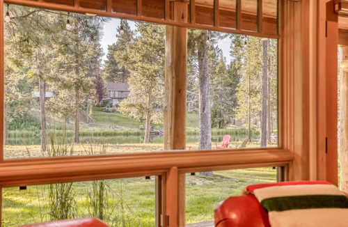 Oregon Water Wonderland Cabin | Settle Inn and relax by the riverfront at this Pet Friendly, Hot Tub Home.