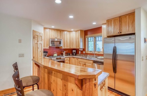 Oregon Water Wonderland House | Settle Inn, Riverfront Sunriver Home~ Ski, Hot Tub, Pet Friendly