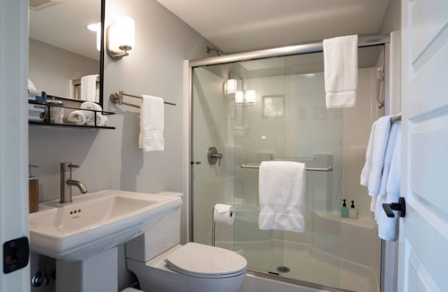 Dundee House | Seventh Haven: A king suite in the heart of Dundee
