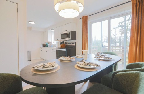 Malletts Bay Apartment | Shoreline Scandi Suite: Townhouse Near Trails