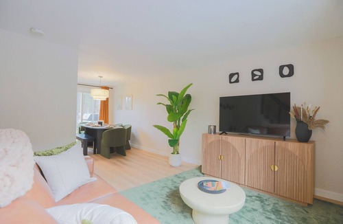 Malletts Bay Apartment | Shoreline Scandi Suite: Townhouse Near Trails