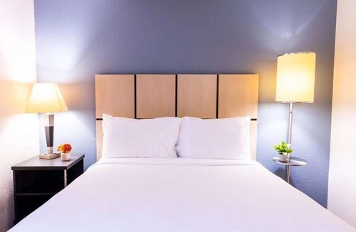 Schiller Park Hotel | Short Drive from Cernan Earth & Space Center! Kitchen, Free Airport Shuttle!