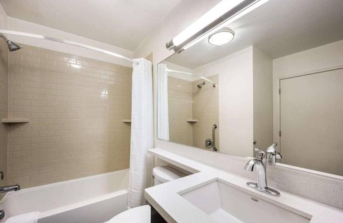 Schiller Park Hotel | Short Drive from Cernan Earth & Space Center! Kitchen, Free Airport Shuttle!