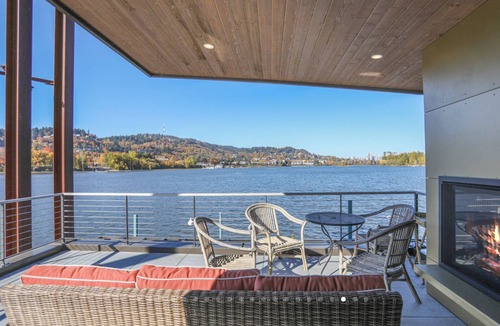 Brooklyn Boat Rental | SHOWSTOPPING floating home on the Willamette River with stunning views.