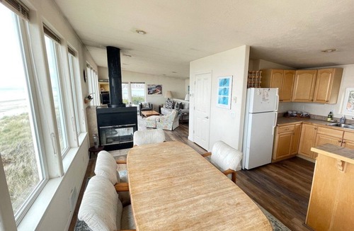 Tierra Del Mar House | Singing Sands Oceanfront cabin in Tierra Del Mar.
