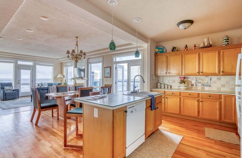 Yachats House | Six-Bedroom Oceanfront Yachats Home has Double Hot Tubs and Game Room!