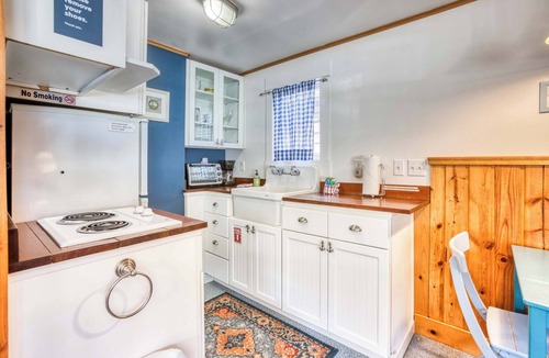 Downtown Cannon Beach House | Six Cottages with Shared Courtyard & Grill - Two Blocks to Beach Dog-Friendly
