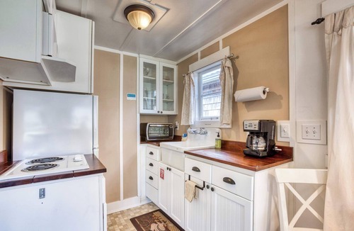 Downtown Cannon Beach House | Six Cottages with Shared Courtyard & Grill - Two Blocks to Beach Dog-Friendly