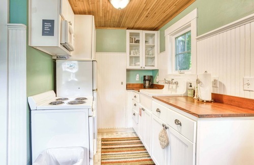 Downtown Cannon Beach House | Six Cottages with Shared Courtyard & Grill - Two Blocks to Beach Dog-Friendly
