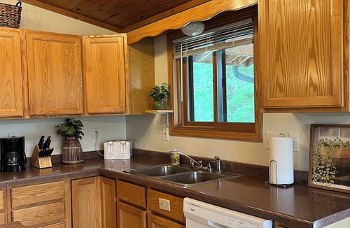 Stambaugh House | Ski getaway with Hill view and Hottub!
