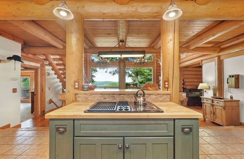 Boyne City Cabin | ⛷Ski Weekends OPEN!⛷ HotTub-Lake Views-GameRoom-5 mins to Boyne Ski & WaterPark