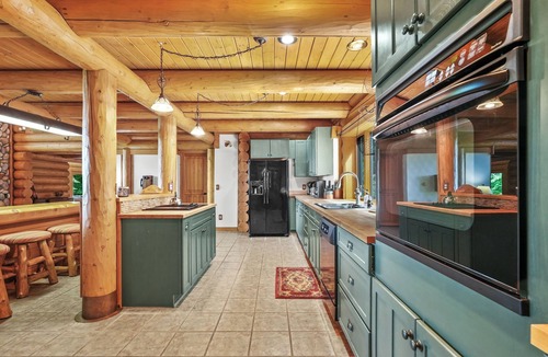 Boyne City Cabin | ⛷Ski Weekends OPEN!⛷ HotTub-Lake Views-GameRoom-5 mins to Boyne Ski & WaterPark