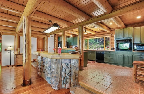 Boyne City Cabin | ⛷Ski Weekends OPEN!⛷ HotTub-Lake Views-GameRoom-5 mins to Boyne Ski & WaterPark
