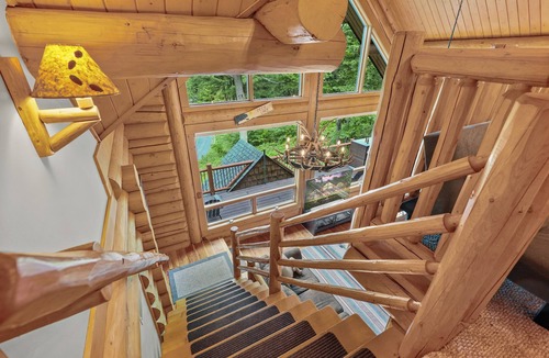 Boyne City Cabin | ⛷Ski Weekends OPEN!⛷ HotTub-Lake Views-GameRoom-5 mins to Boyne Ski & WaterPark