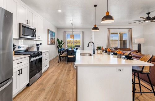 St. George House | Skyline 1682, Hot Tub, Xbox, Ping Pong Table, Basketball Arcade, & Community Amenities!