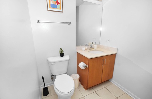 Printers Row Hotel | Skyline Luxury 19th Floor Retreat Near Grant Park