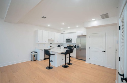 West Side Apartment | Skyline Rooftop Escape | Free Parking | 30m to NYC