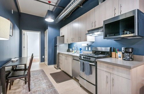 Belmont Hotel | Skylit Industrial Studio – No Windows, Ultra Quiet + Full Kitchen