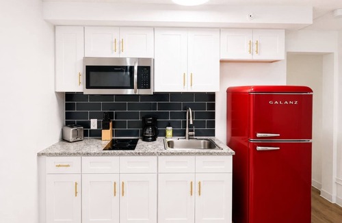 St. Johns Apartment | Sleepover | Inviting Studio + Gym - Austin TX