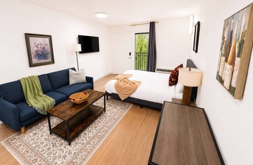 St. Johns Apartment | Sleepover | Quaint Studio + Gym - Austin TX