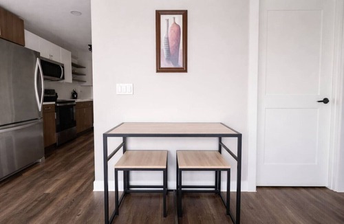 Dundee-Happy Hollow Historic District Apartment | Sleepover | Vibrant Studio + Gym/Sauna - Omaha