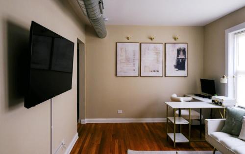 Irving Park East House | Sleeps 26 Modern Multi-Unit Gym Workspaces