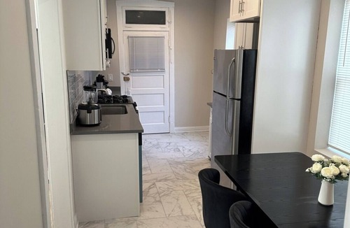 Irving Park East House | Sleeps 26 Modern Multi-Unit Gym Workspaces