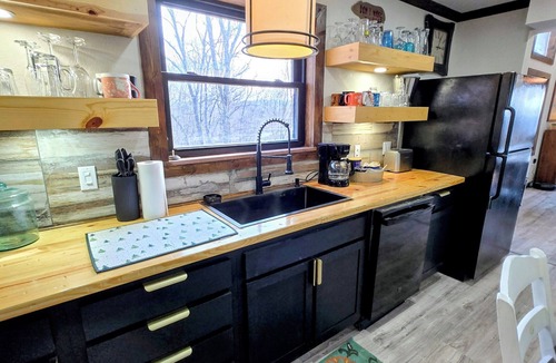 Seymour Cabin | Sleeps 9 · 3 King Suites · Ridgetop Farm Views · Dog Friendly