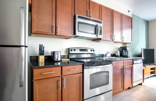Downtown Chicago Apartment | Smart Loop Studio w/Pool, Gym, nr. Merchandise Mart & L, by Blueground