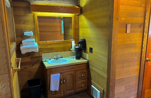 West Stayton Cabin | Smith Creek Village
