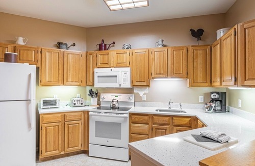 Jeffersonville Condo | Smugglers Notch | Ski Escape | Pool & Slopes | 2BR Suite