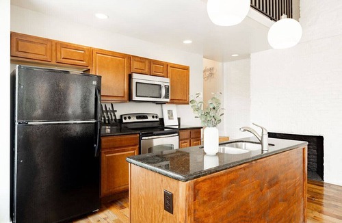 Pendleton Apartment | Soaring 2BR Parkside Loft