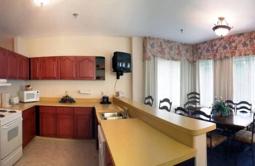 Mishawaka Villa | South Bend | Campus Crew Stay | Pool + Hot Tub | 2BR Condo