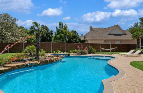 Rockwall House | Southern Charm & Luxury Living - BBQ & Pool