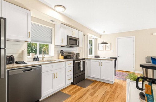 Roseville Apartment | Spacious 1BR End Unit, Heart of Roseville