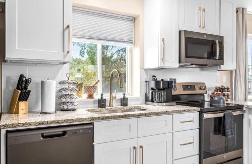 Roseville Apartment | Spacious 1BR Upper Flat in the Heart of Roseville