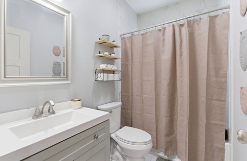Grand Boulevard Apartment | Spacious 2 bedroom Apt + FREE Parking, Close to Downtown