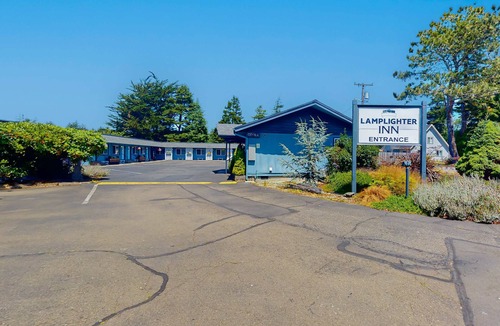 Bandon Apartment | Spacious 2-room combo close to Bandon with cable, WiFi, mini-fridge - dogs OK