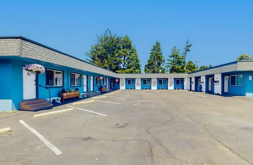 Bandon Apartment | Spacious 2-room combo close to Bandon with cable, WiFi, mini-fridge - dogs OK