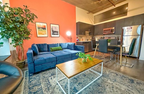 Near South Side Hotel | Spacious 2BR in Chicago Near McCormick Sleeps 8