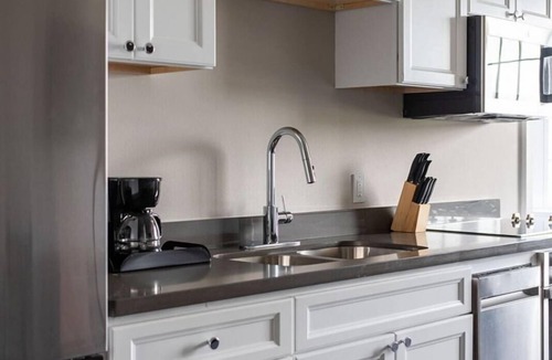 New Orleans Hotel | Spacious 2BR Suite in NOLA Near Garden District