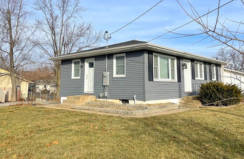 Cedar Rapids House | Spacious 3 bed 2 bath w/Basement yard and Office!