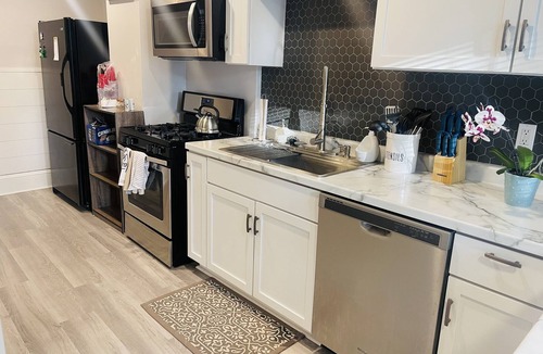North End House | Spacious 3BR Duplex Near Downtown St Paul, 65” TV, Parking, Work Space