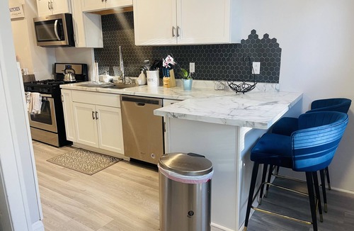 North End House | Spacious 3BR Duplex Near Downtown St Paul, 65” TV, Parking, Work Space