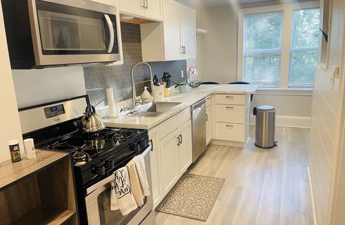 North End House | Spacious 3BR Duplex Near Downtown St Paul, 65” TV, Parking, Work Space