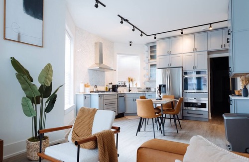 Woodlawn Condo | Spacious 3BR on UChicago Campus & Hospitals Free Street Parking