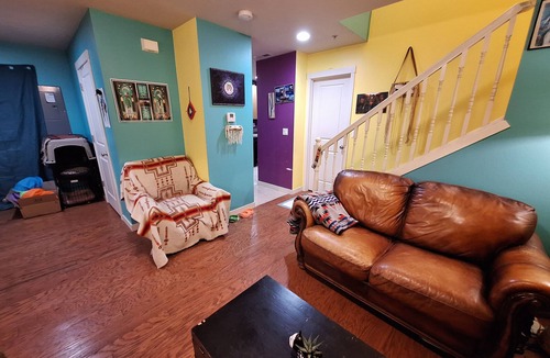 McLoughlin House | Spacious 4 bdm 2 bthrm townhome close to foodcarts and hospital in Oregon City.